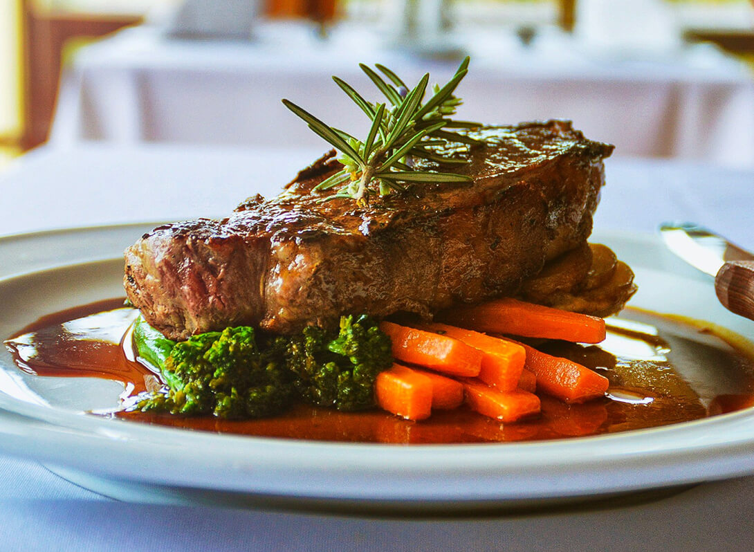Steak with carrots and broccoli.
